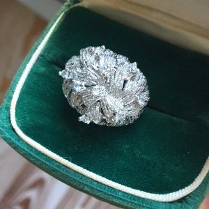 White gold plated vintage ring with 8 genuine diamonds